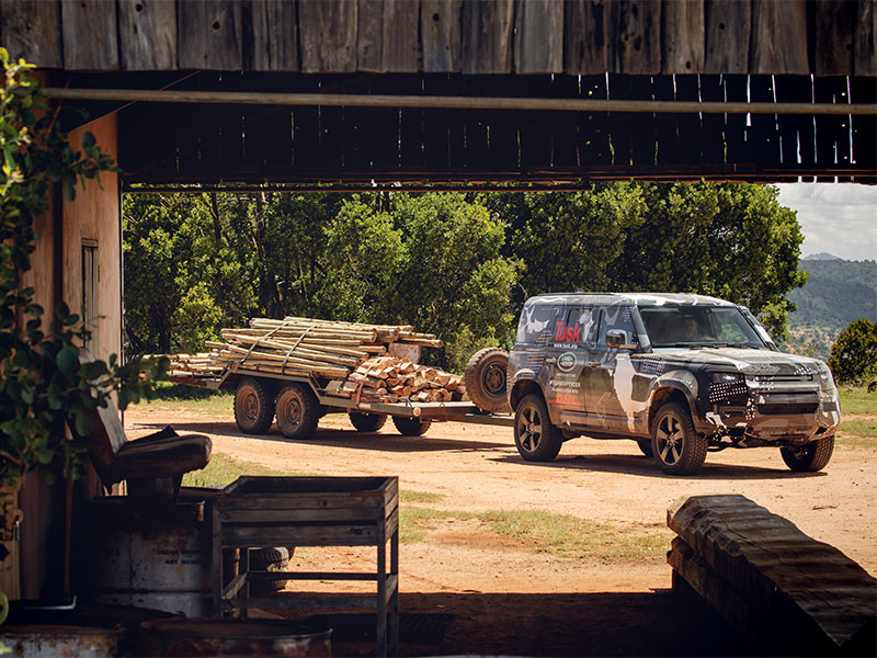 إتمام تجربة لاند روڤر ديفندر الجديدة مع "تسك" لدعم جهود الحفاظ على الأسود في كينيا